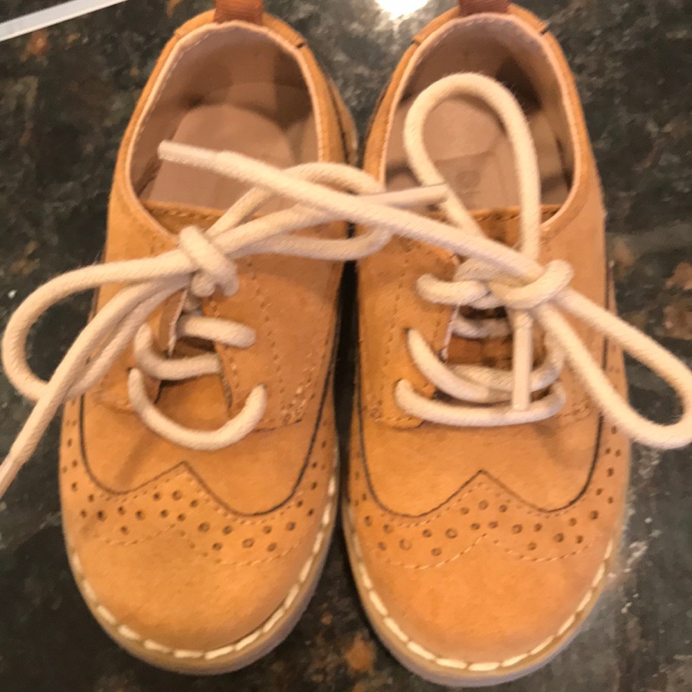 Crazy 8 boys suede like beige oxfords size 5